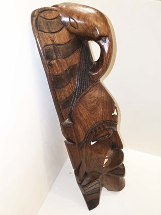 MÁSCARA AFRICANA TALLADA A MANO EN MADERA DE CAOBA