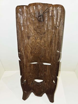 MÁSCARA AFRICANA TALLADA A MANO EN MADERA DE CAOBA