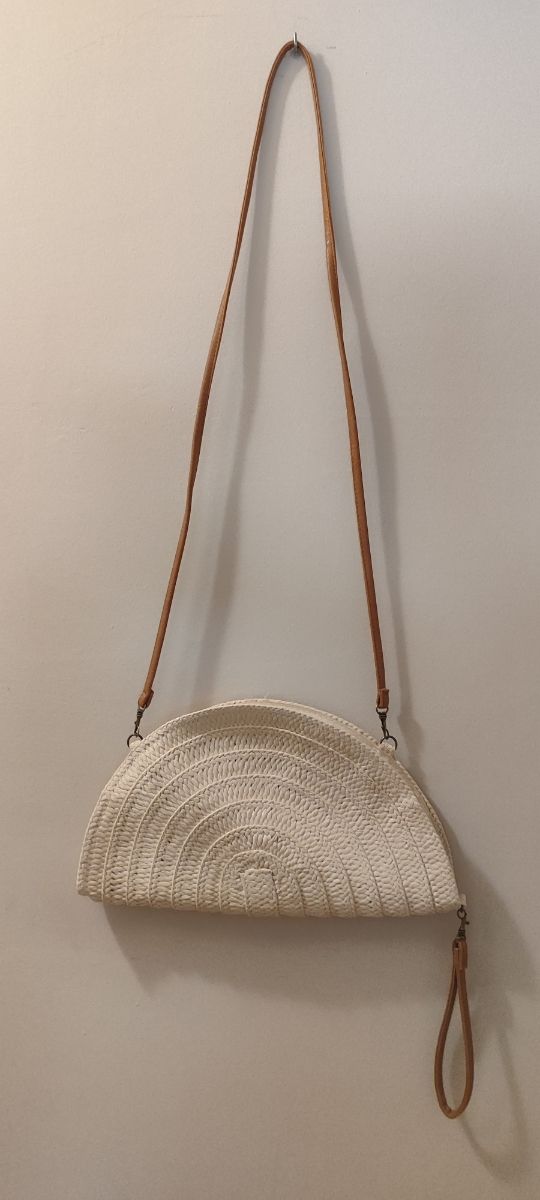 Bolso media luna beige