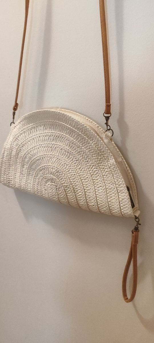 Bolso media luna beige