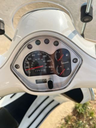 Vespa 300 GTS blanca impecable