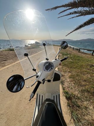 Vespa 300 GTS blanca impecable