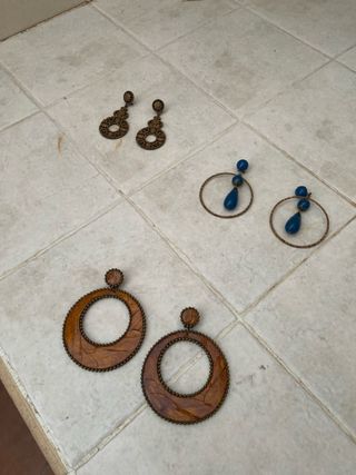 Pendientes dorados con detalles negros