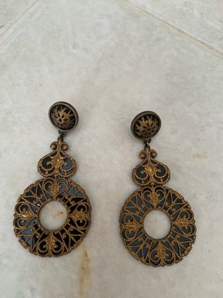 Pendientes dorados con detalles negros