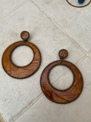 Pendientes dorados con detalles negros