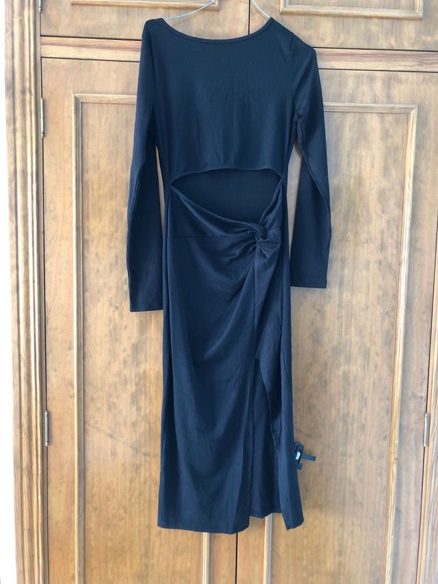 Vestido negro largo, abertura delante