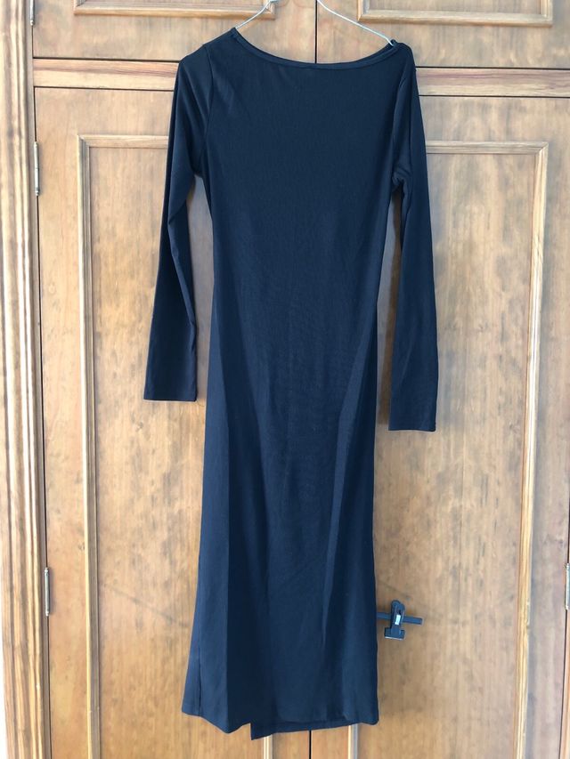 Vestido negro largo, abertura delante