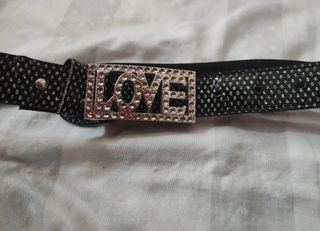 Cinturón negro con hebilla LOVE