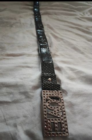 Cinturón negro con hebilla LOVE