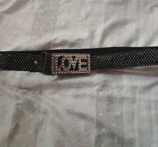 Cinturón negro con hebilla LOVE
