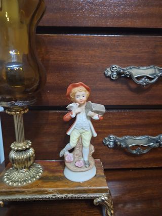 Lampara de mesa con figura