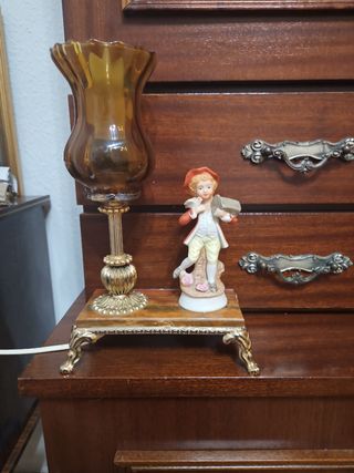 Lampara de mesa con figura
