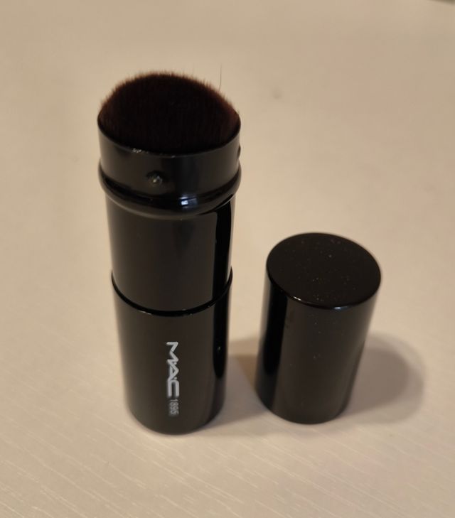 Pennello cipria e fondotinta Mac retrattile