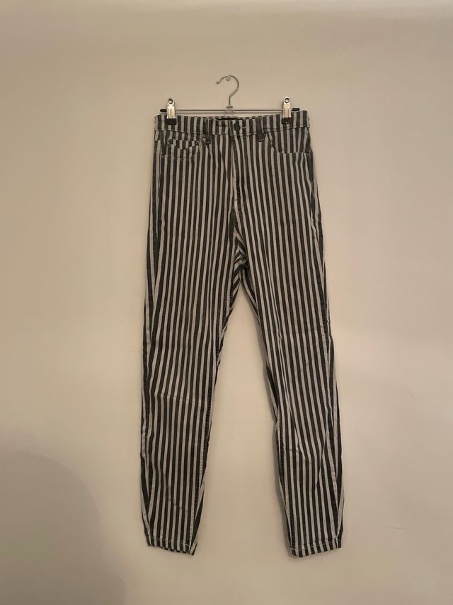 Vaqueros Stradivarius rayas negro-blanco