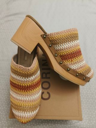 Zuecos de madera efecto crochet