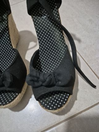 Sandalias cuña negras