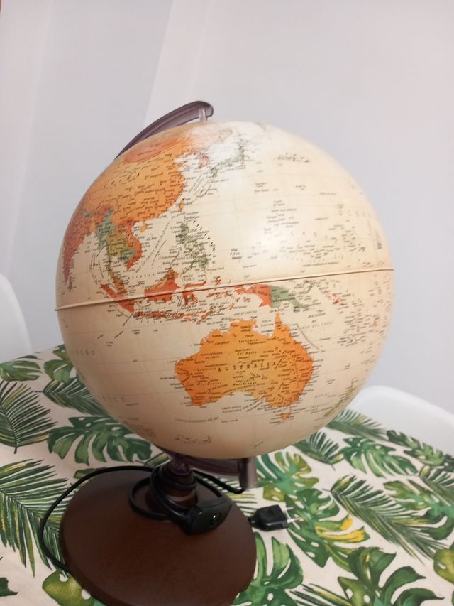 Globo terráqueo Nova Rico iluminado