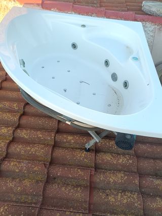 Bañera hidromasaje jacuzzi blanca