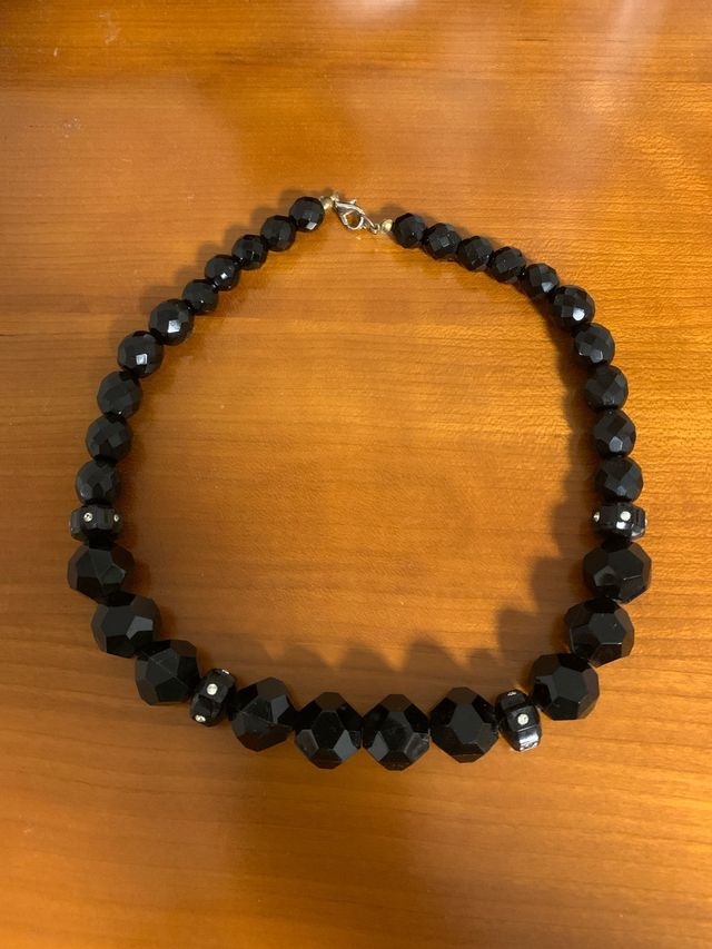 Collar negro facetado
