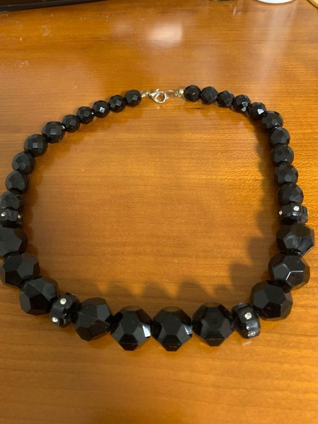 Collar negro facetado