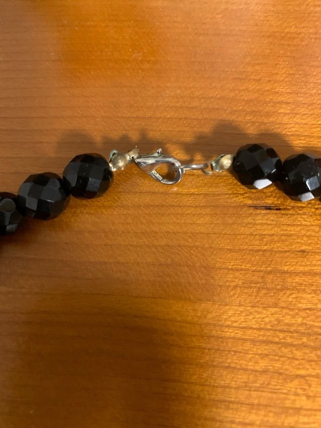 Collar negro facetado