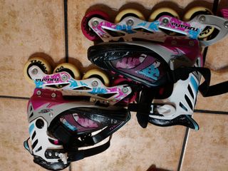 Patines para niñas con protecciones y casco rosa