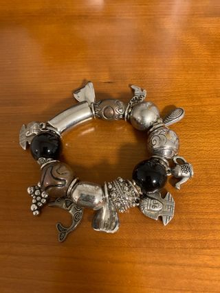 Pulsera plateada y negra charms con goma