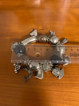 Pulsera plateada y negra charms con goma