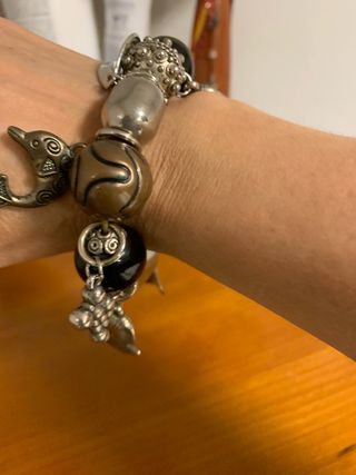 Pulsera plateada y negra charms con goma