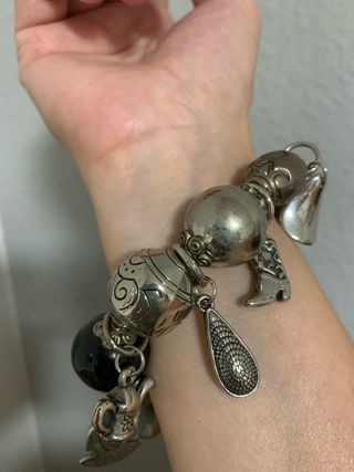 Pulsera plateada y negra charms con goma