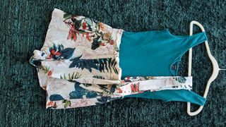Macacão curto - top teal + shorts florais