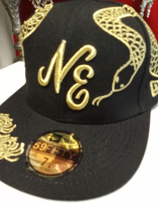 Gorra New Era 59Fifty negra y dorada
Talla 7.1/4
