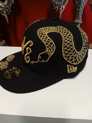 Gorra New Era 59Fifty negra y dorada
Talla 7.1/4