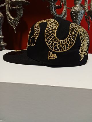Gorra New Era 59Fifty negra y dorada
Talla 7.1/4