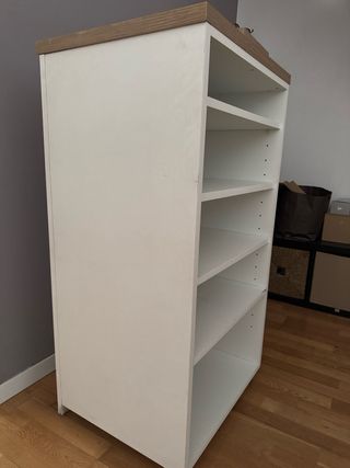 Estanteria blanca y madera
