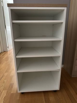Estanteria blanca y madera