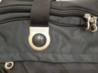 Borsone Roncato nero da viaggio.