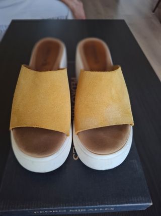 Sandalias con plataforma de
piel serraje amarillas