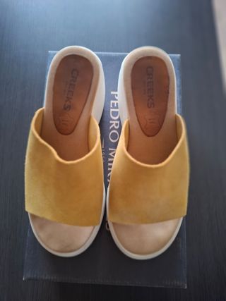 Sandalias con plataforma de
piel serraje amarillas