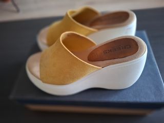 Sandalias con plataforma de
piel serraje amarillas