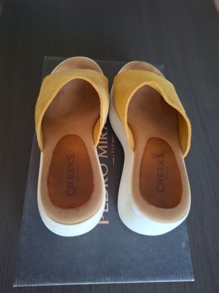 Sandalias con plataforma de
piel serraje amarillas