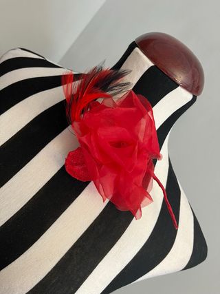 Broche vintage: flor seda roja y plumas naturales