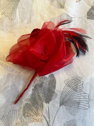Broche vintage: flor seda roja y plumas naturales