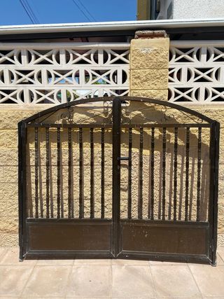 Puerta aluminio jardín