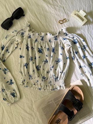 Blusa blanca con flores azules