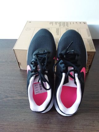 Tênis Nike - Pretos c/ Rosa