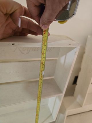 Estanterías rústicas hechas de palets blancos