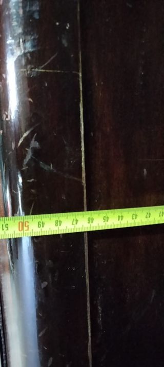 Armario antiguo de madera marrón