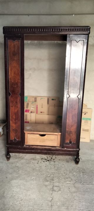 Armario antiguo de madera marrón
