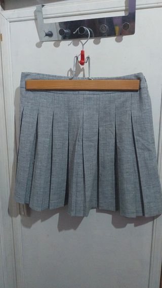 Falda plisada gris Stradivarius L